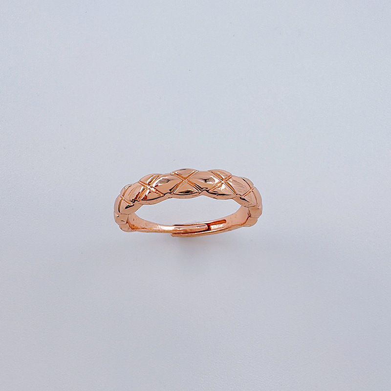 柏伶饰品新款小香风菱格戒指纹经典戒指窄版镶钻光面情侣对戒批发详情15