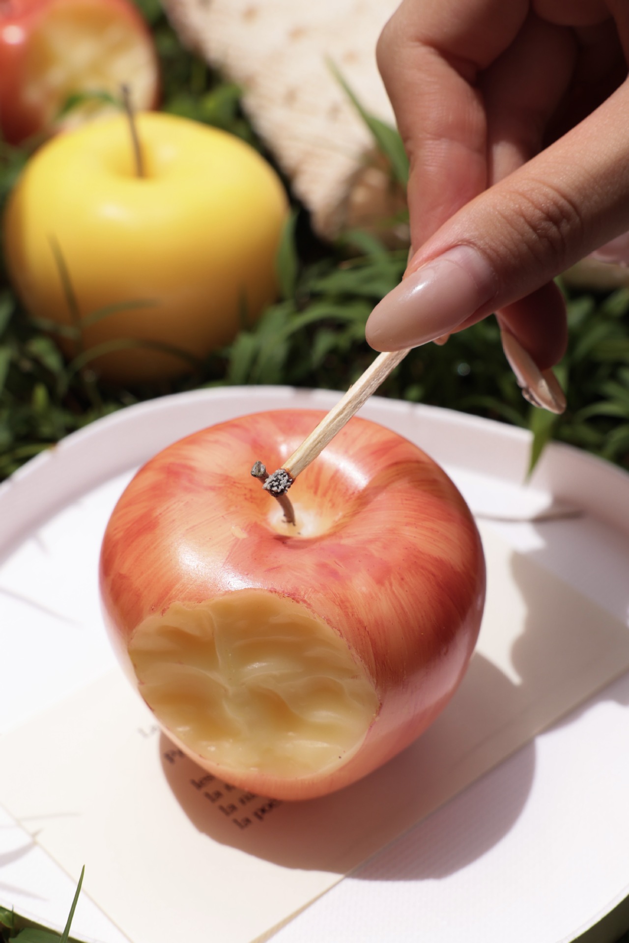 咬一口苹果手绘水果摆件香薰蜡烛高级创意造型蜡烛礼物批发外贸详情9