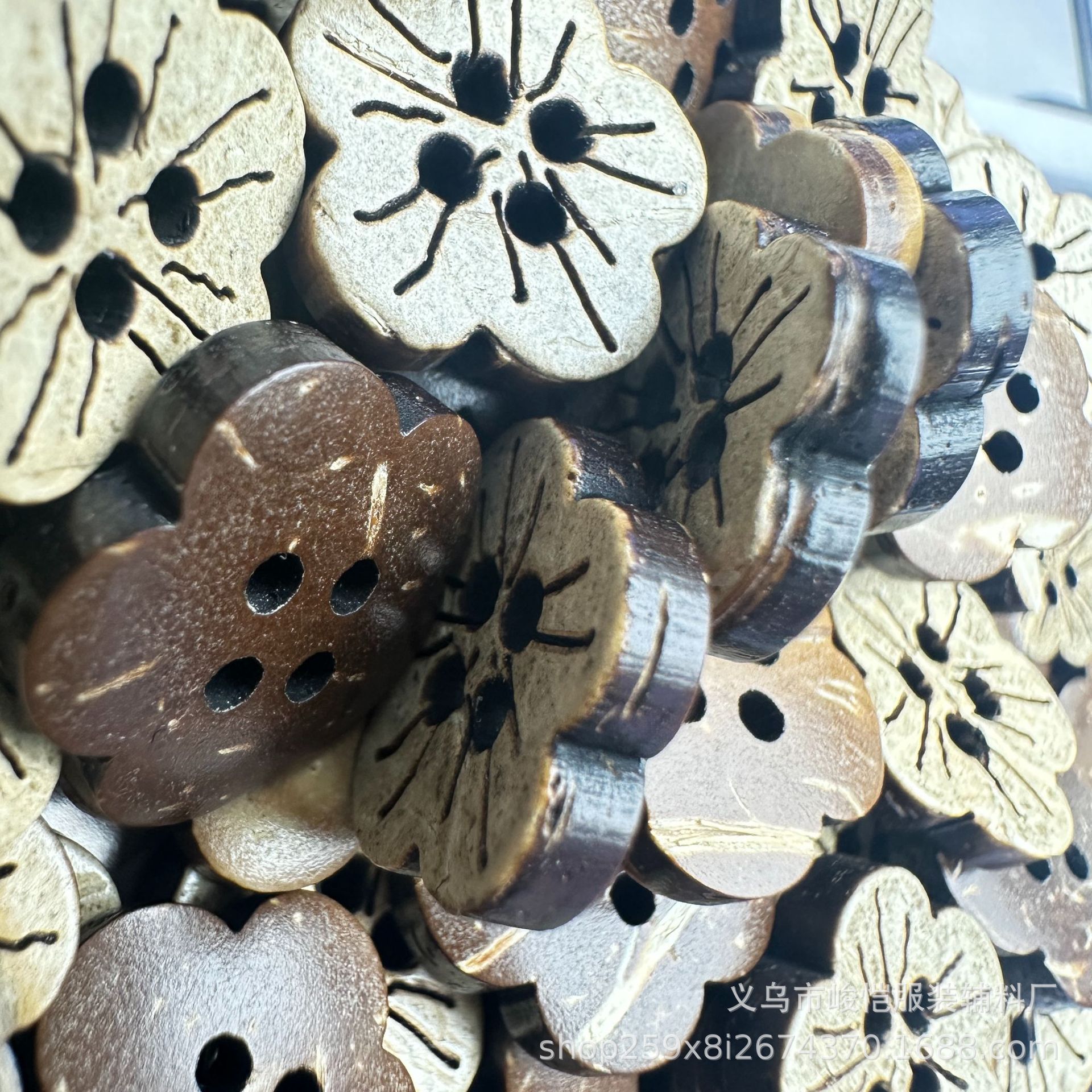 Wholesale of natural coconut laser buttons, plum blossom four-hole buttons, single shoes, boots, decorative knitted sweaters, cardigan buttons pic 6