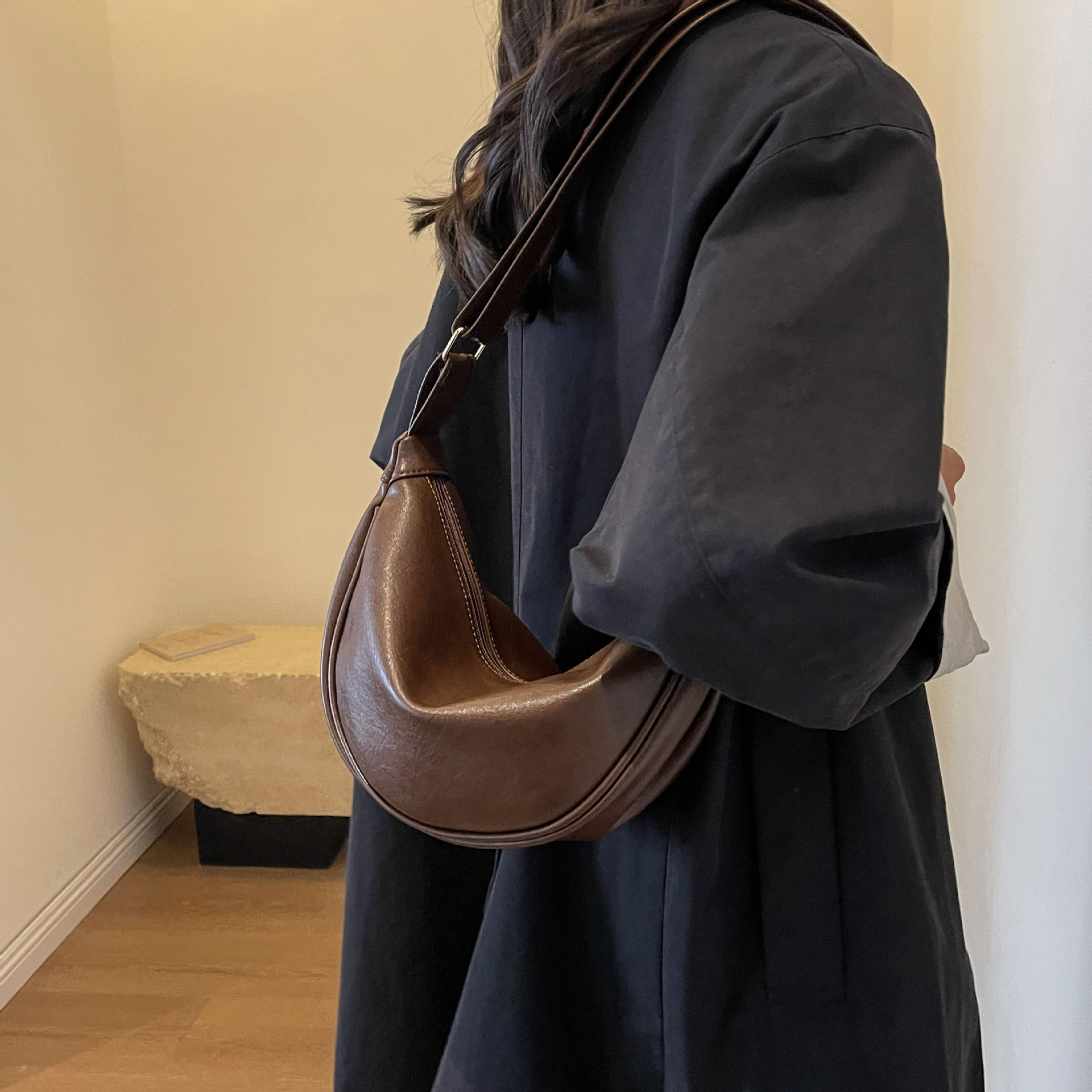 大容量包包女2023新款秋冬潮小众设计单肩斜挎包高级感复古饺子包详情11