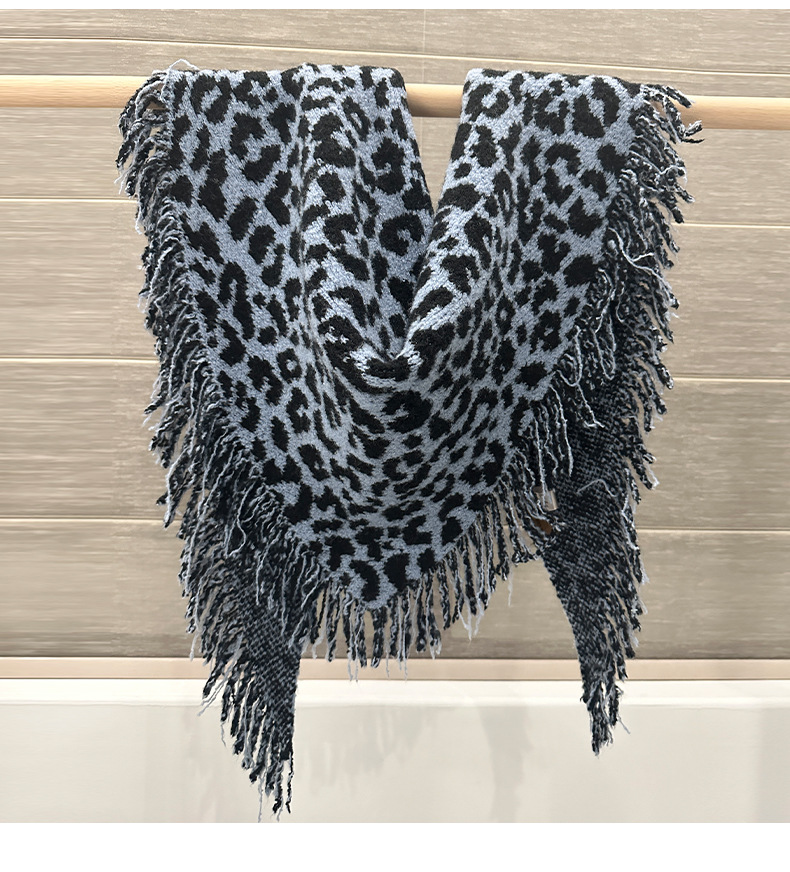 A new autumn and winter collection of leopard-print fringed scarves for women, featuring a high-end woolen triangular shawl and a retro and fashionable shawl. Wholesale from street stalls pic 24