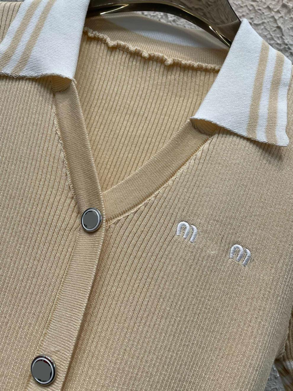 高品质2025年春夏新款修身显瘦型 翻领小V针织短袖连衣裙详情5