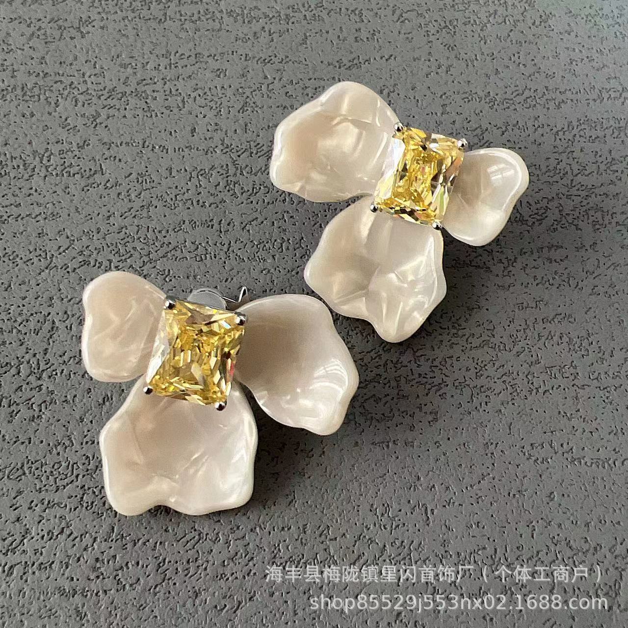 He Fang White Iris Cube Sugar Earrings detachable DIY simple and personalized ear clips and stud earrings pic 5