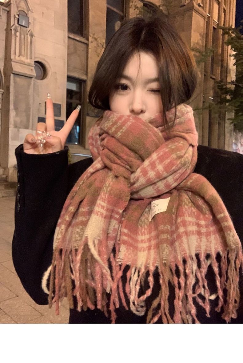 A dual-purpose scarf and shawl for both autumn and winter, with a checkered pattern, high-end couple style, Korean student atmosphere, retro tassel neck, wholesale from street stalls pic 2