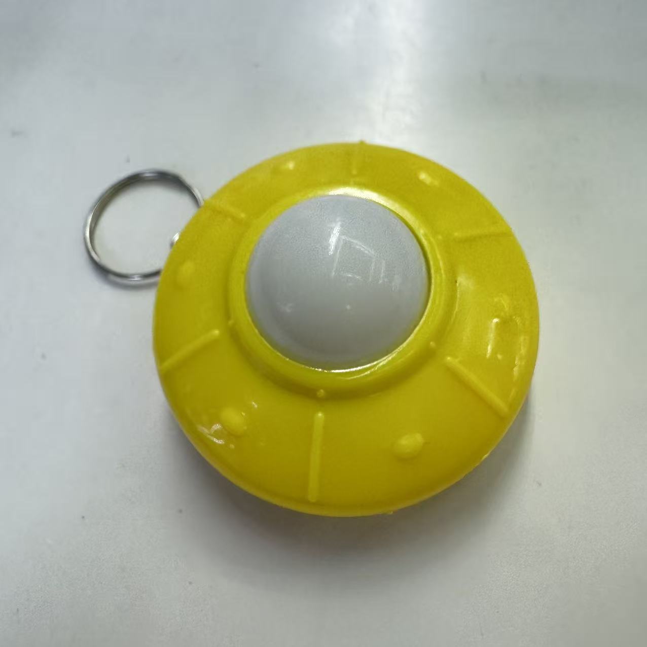 趣味创意闪光飞碟造型发光玩具钥匙扣厂家批发详情4