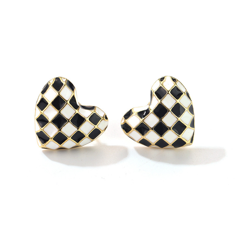 The new heart-shaped checkered earrings feature a cute and unique design. The trendy mosquito-repellent incense plate is a French light luxury and niche fashion pic 21
