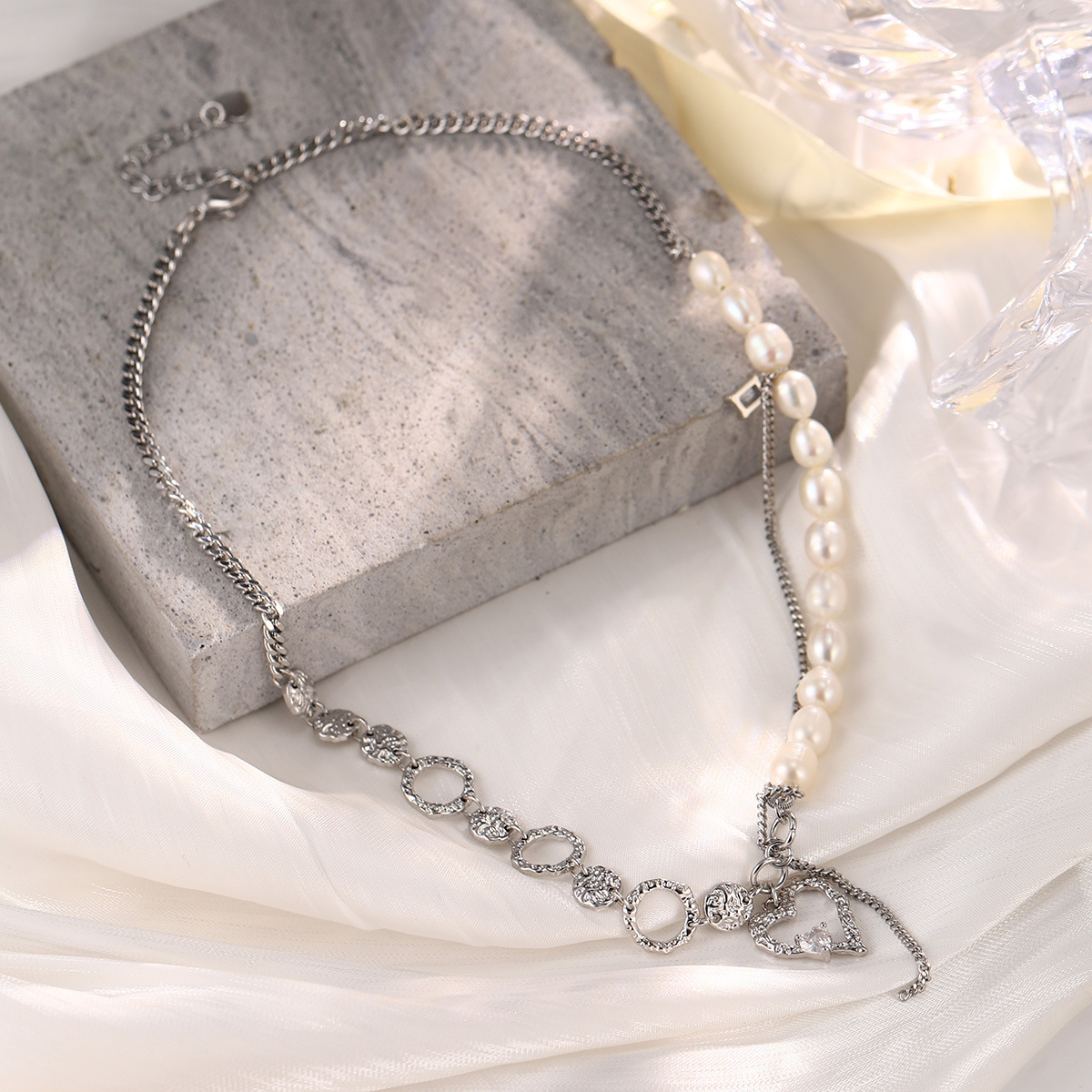The new heart-shaped bow collarbone chain is a niche retro necklace that is versatile for summer, exuding a sense of high-end luxury and a light fragrance style pic 43