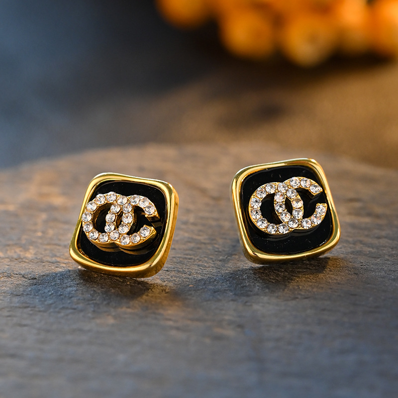 Simple square retro black small chanel-style stud earrings for women with a light luxury and high-end feel, 2024 new style earrings pic 56