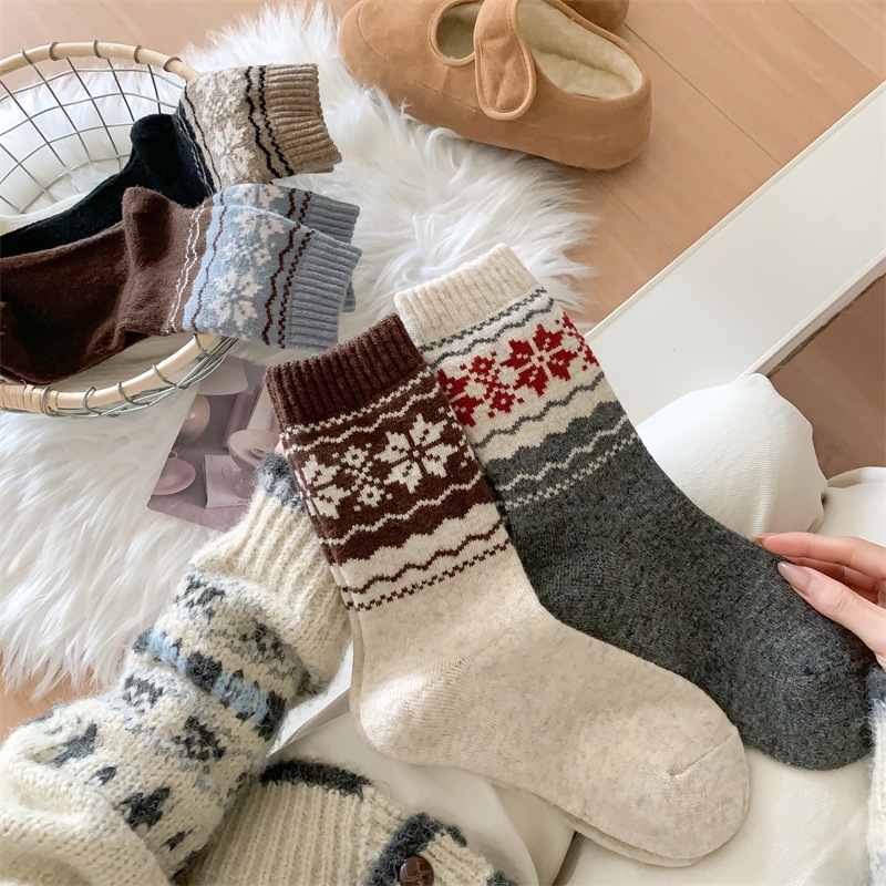 Thick and warm Fairisland retro wool striped socks for women, Japanese style autumn and winter color-blocked snow pattern pile socks pic 3