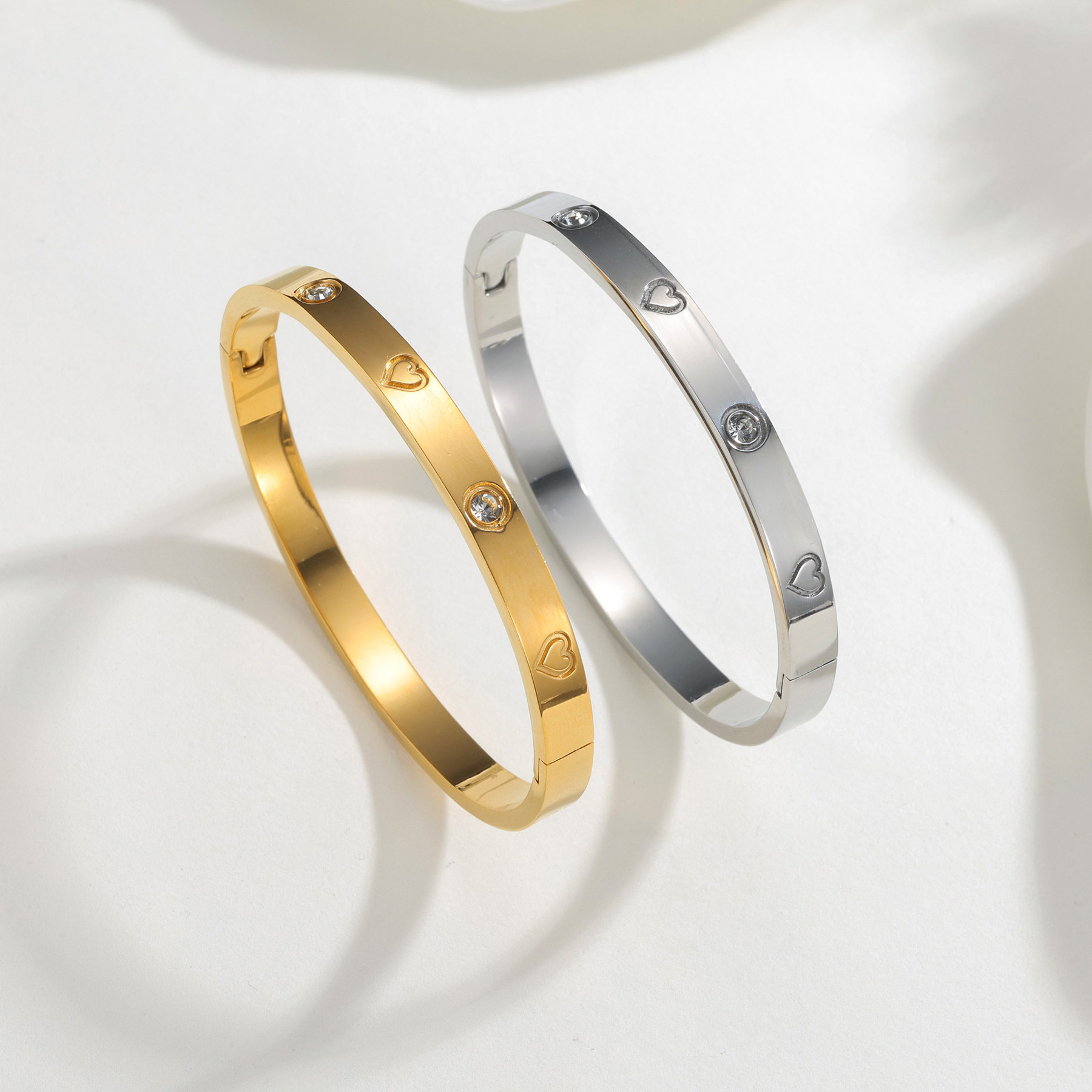 Titanium steel bracelet, a fashionable cross-border heart-shaped diamond-encrusted bracelet for women, exudes a sense of luxury. It is a gold electroplated bracelet accessory that does not fade pic 3