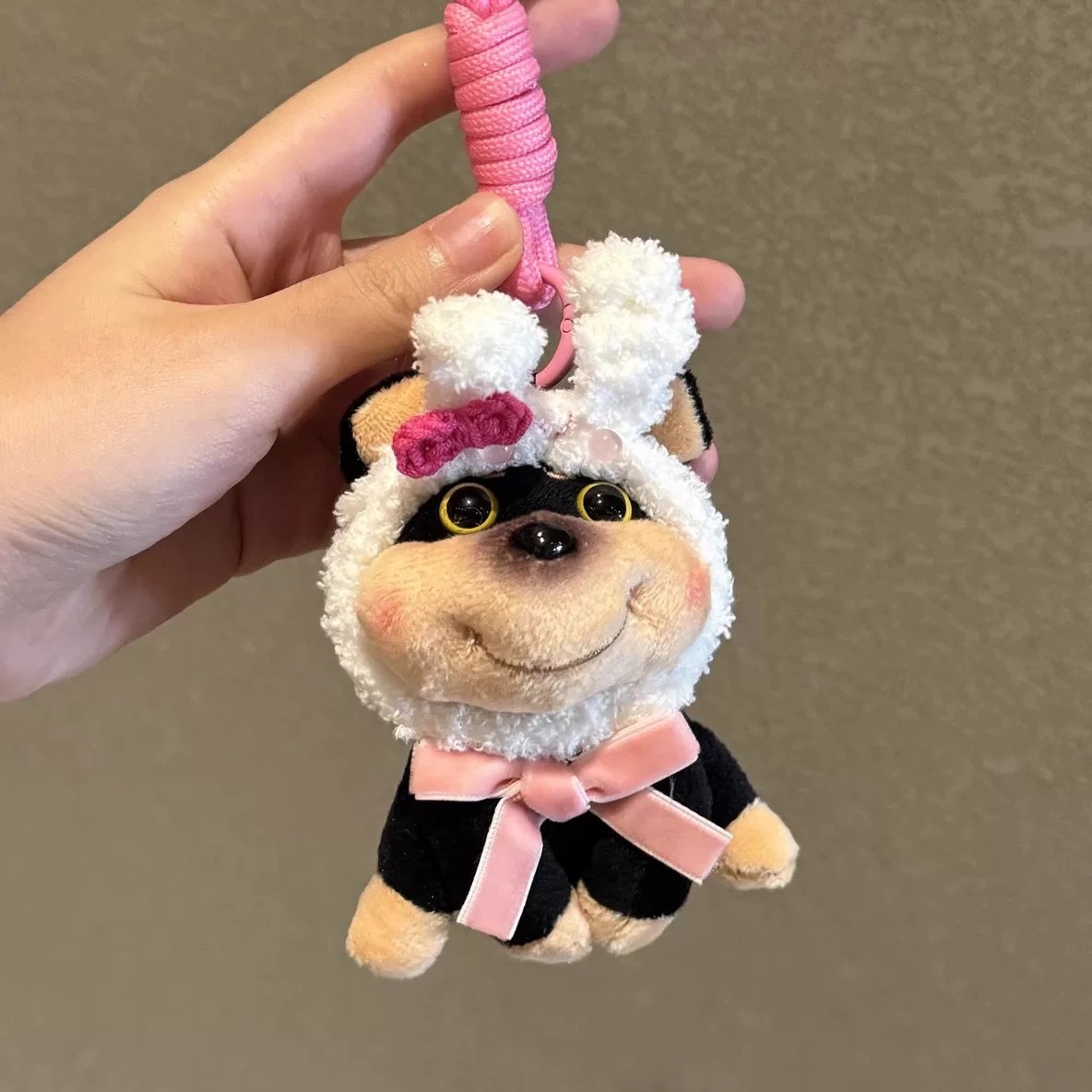 A cute plush toy bag pendant with a bee and a dog, a small doll, a car keychain bag pendant and the same style as Xiaohongshu pic 10