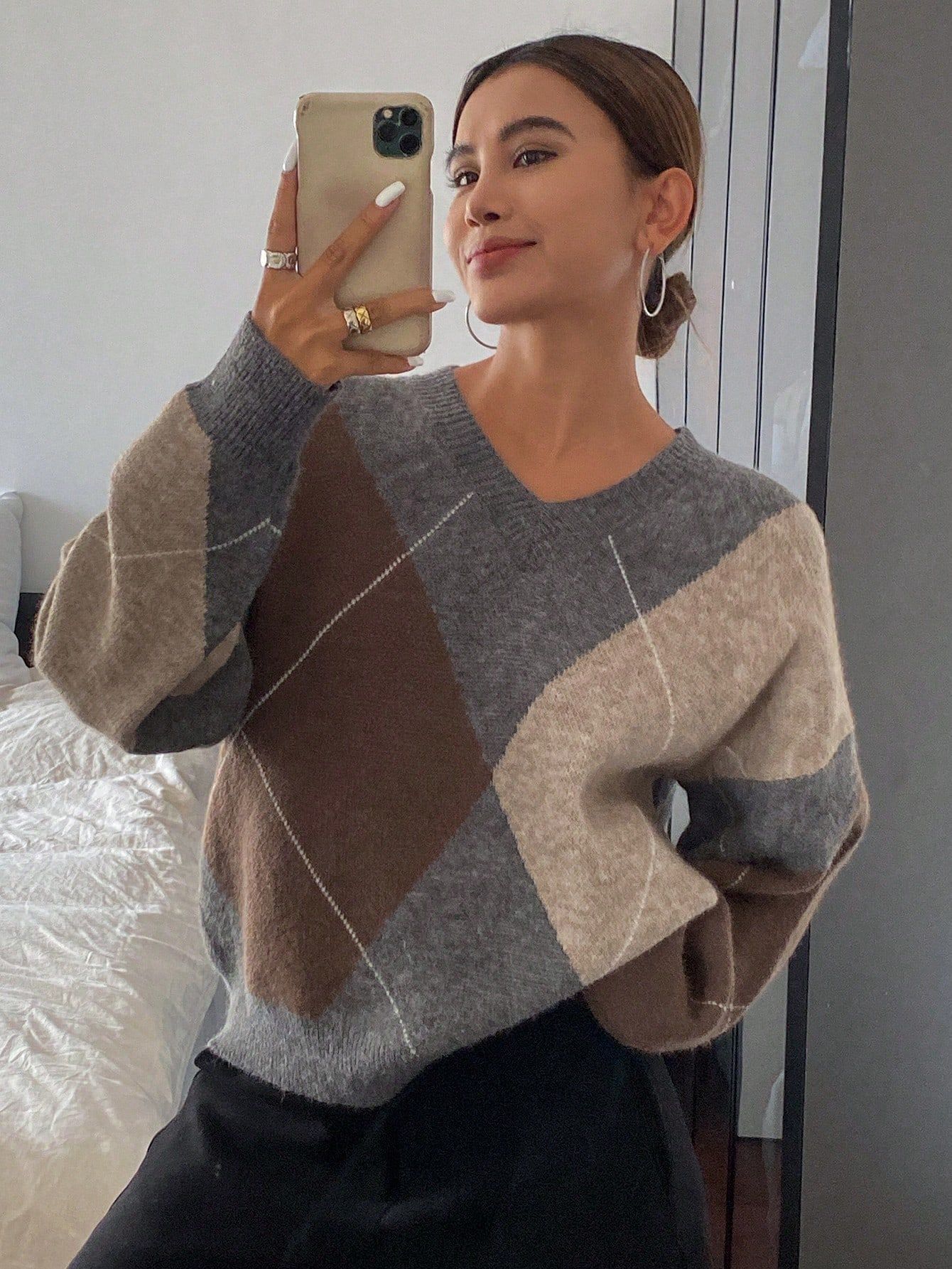 A retro color-blocking diamond-shaped V-neck sweater for women, a laid-back Korean-style knitted sweater, a casual and fashionable base layer for a trendy top pic 5
