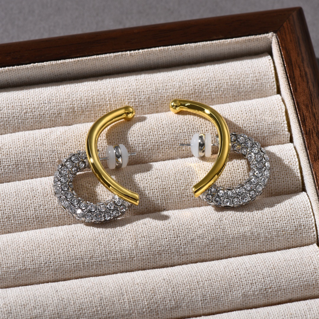 The S925 silver-needle stud earrings with plain bezels and diamonds are a must-have for fashionable commuting in the autumn and winter of 2024. They are unique and light luxury earrings pic 2