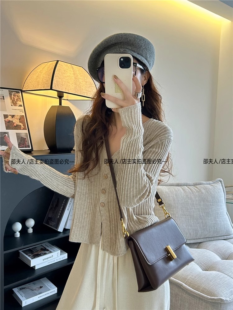 2024年新款女装秋季韩版薄款V领长袖针织开衫 宽松显瘦短款外穿上衣 女装加工精致时尚详情17