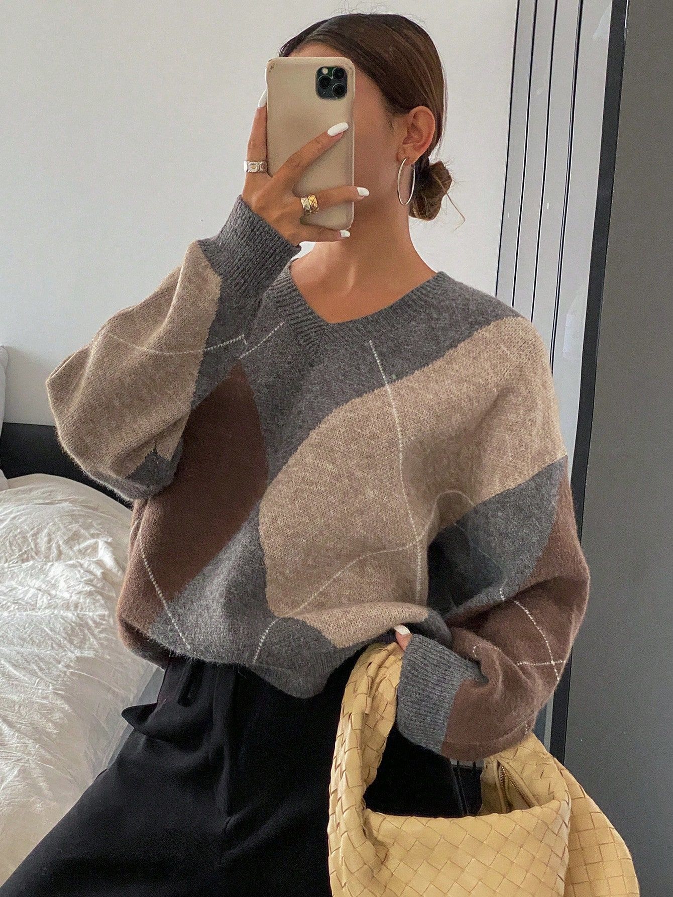 A retro color-blocking diamond-shaped V-neck sweater for women, a laid-back Korean-style knitted sweater, a casual and fashionable base layer for a trendy top pic 2