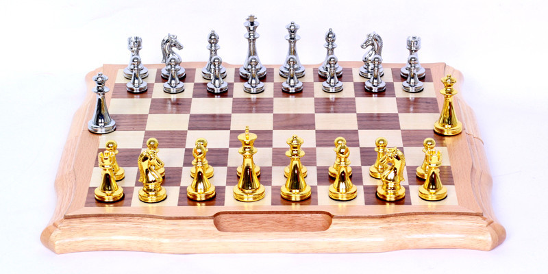 国际象棋金属锌合金玩具折叠棋盘+2个备用棋子手提便携棋具礼盒详情2