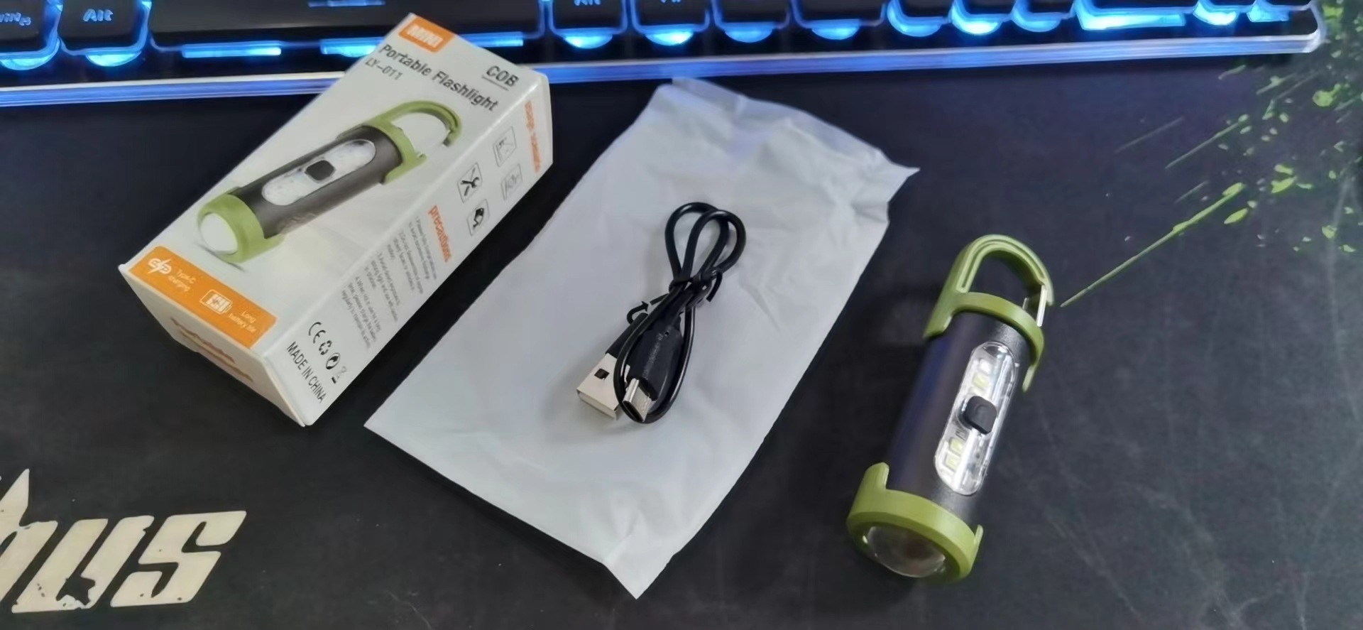 爆款多功能钥匙扣灯户外便携迷你应急led工作灯露营带挂钩手电筒详情14