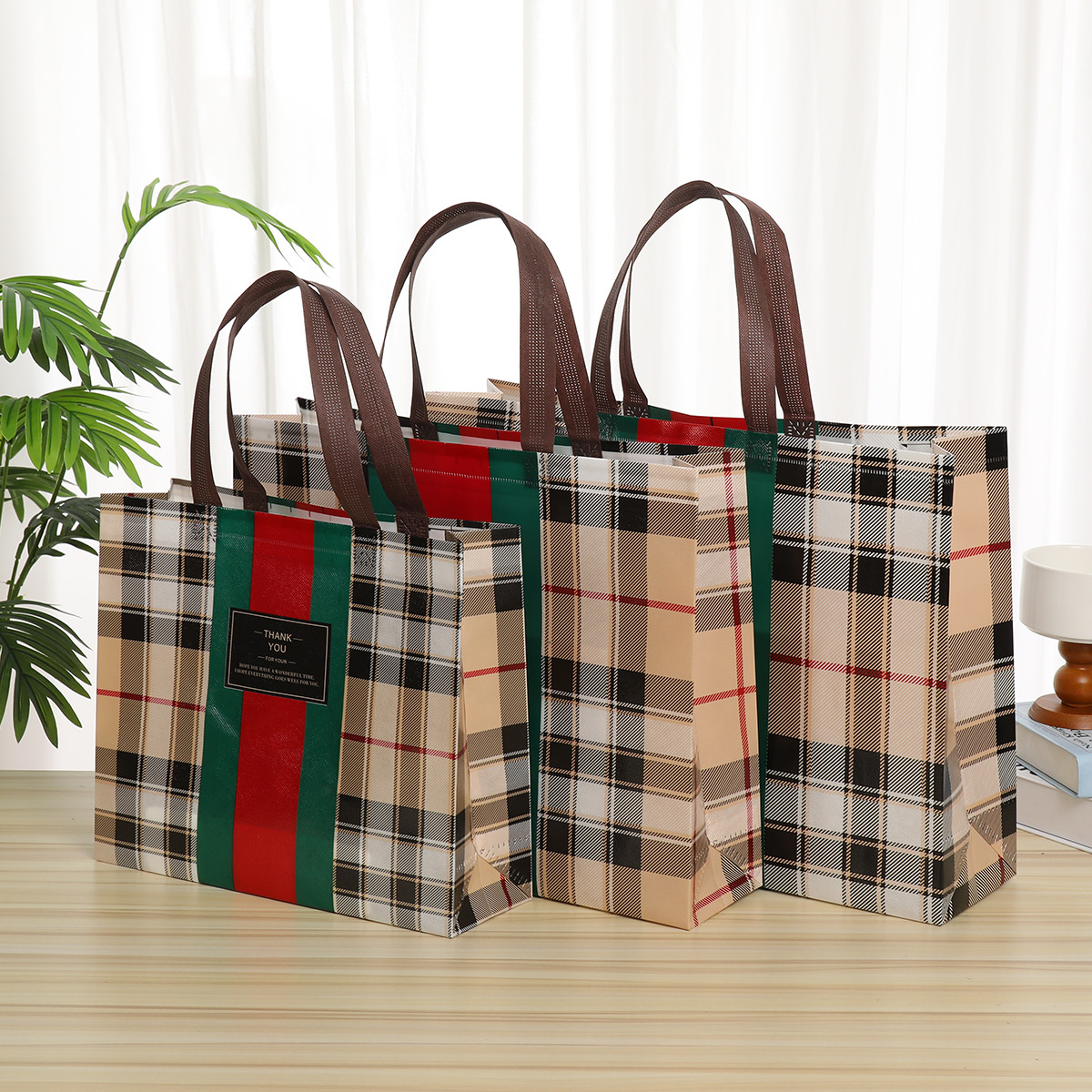 亚马逊跨境现货批发 圣诞时尚覆膜无纺布袋 购物手提袋 防水收纳袋 环保耐用详情5