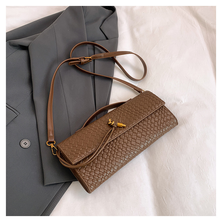 A new cross-border woven pattern single-shoulder crossbody bag with a retro texture, a hand-held baguette bag, and a versatile and elegant evening clutch pic 25