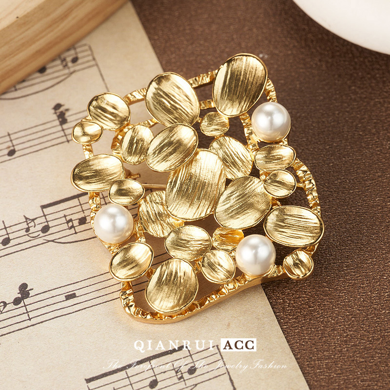 Wholesale of retro high-end gold niche design brooches, heavy industry light luxury fashion Vintage accessories pic 22