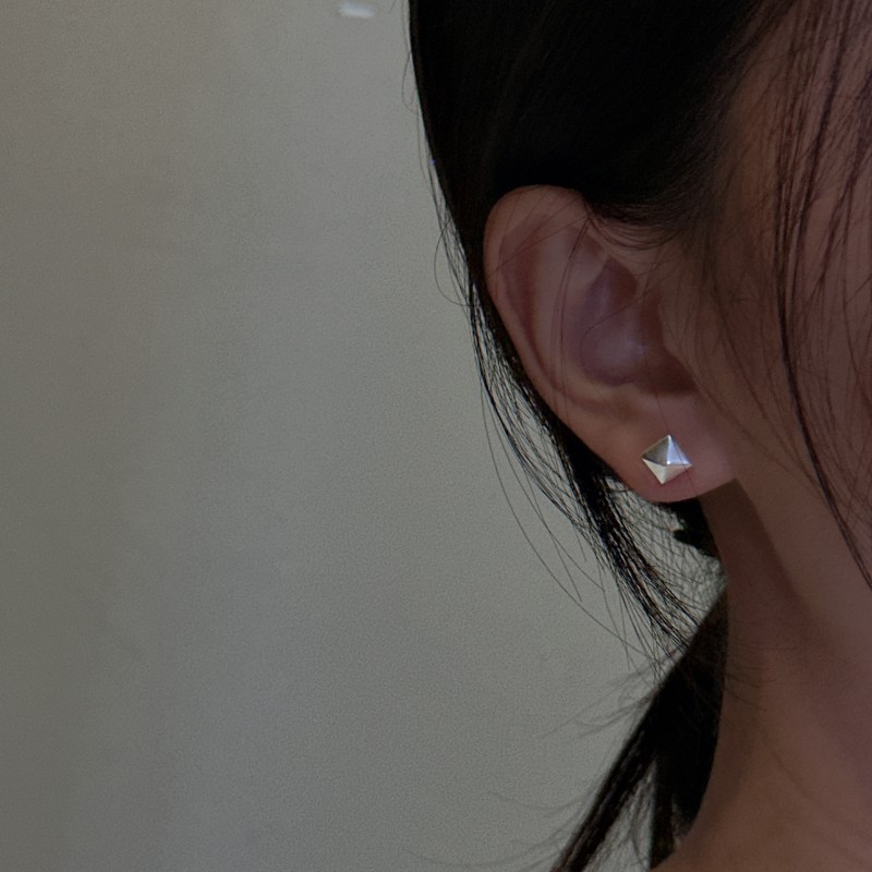 S925纯银韩版基础款小耳钉韩国风简约款通勤搭配养耳洞耳环批发详情11