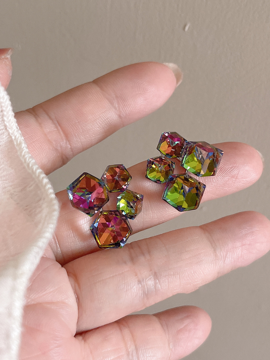 Sweet and cool style three-dimensional cube sugar irion-dollar ear studs, high-end design for women, niche fashion, gentle temperament, wholesale of earrings pic 12