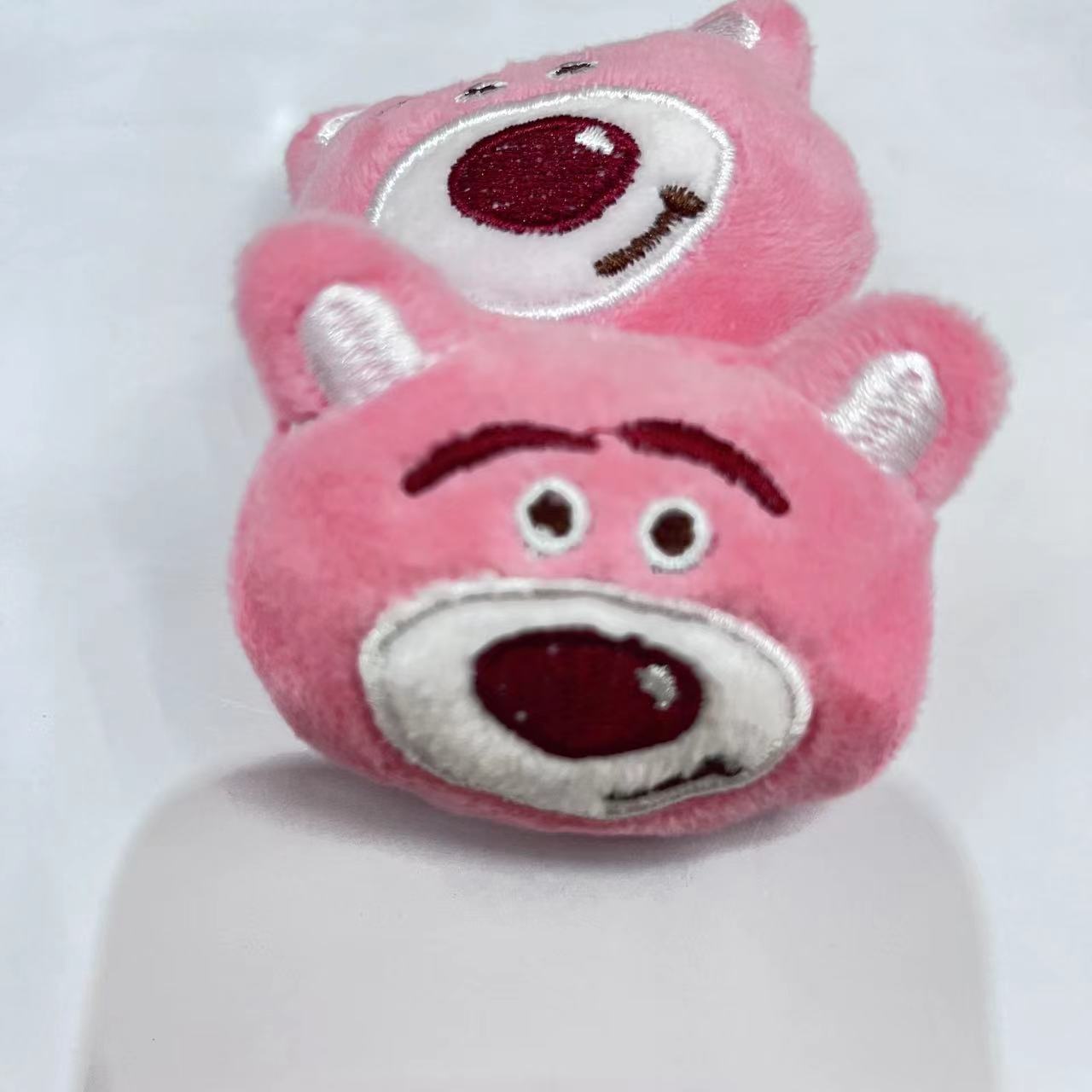 毛绒耳朵小熊草莓熊卡通可爱卡通毛绒胸针玩偶包包挂件diy服饰配详情2