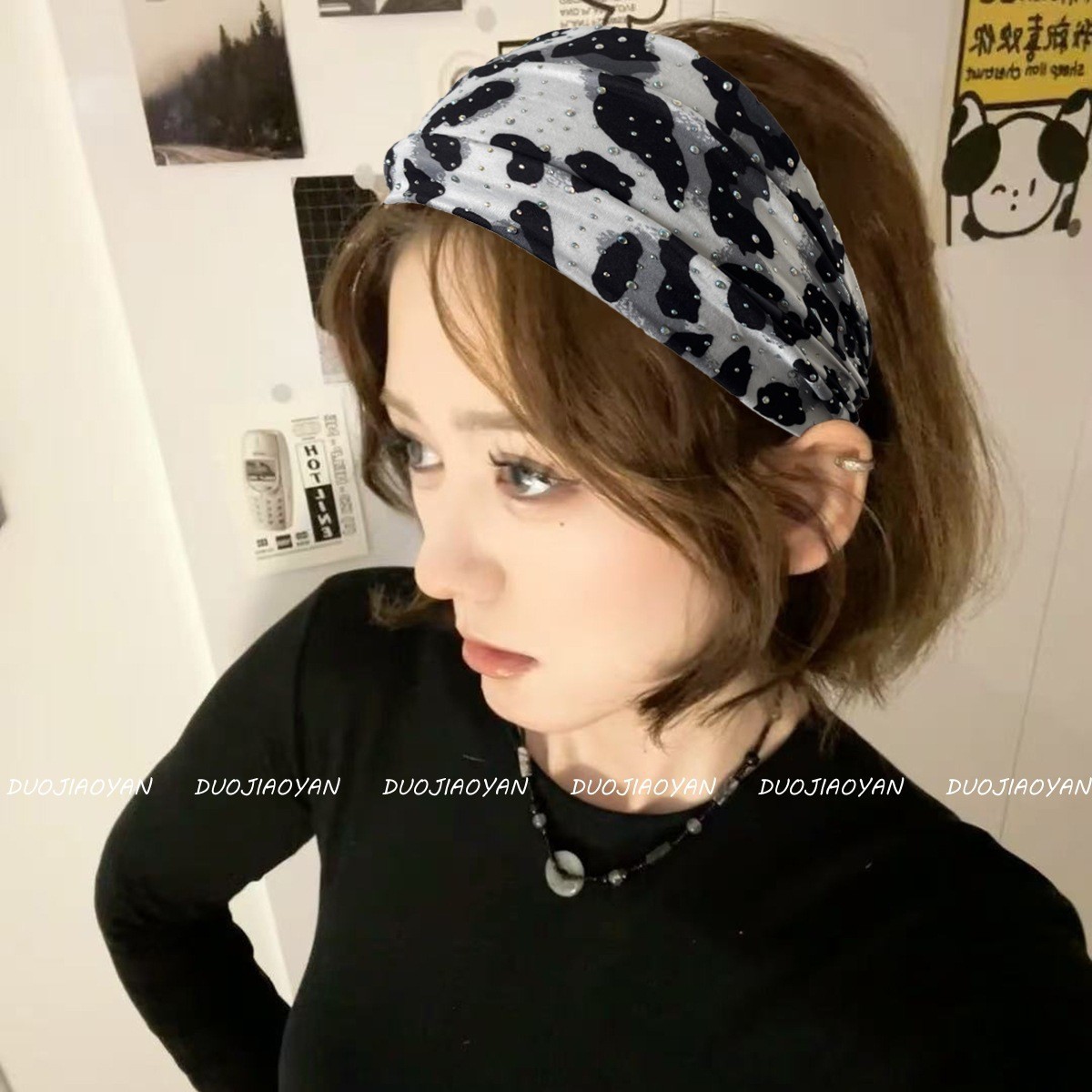 The new leopard print hot diamond hair band is a fashionable and hot girl. The wide-edge knotted elastic hair band is a sports sweat-absorbing headscarf for women pic 4