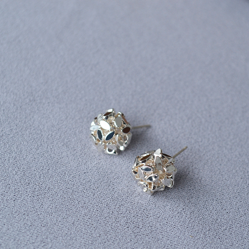 墙裂推荐小众ins风多切面闪亮银色镂空花球日常简约气质耳钉耳饰详情2