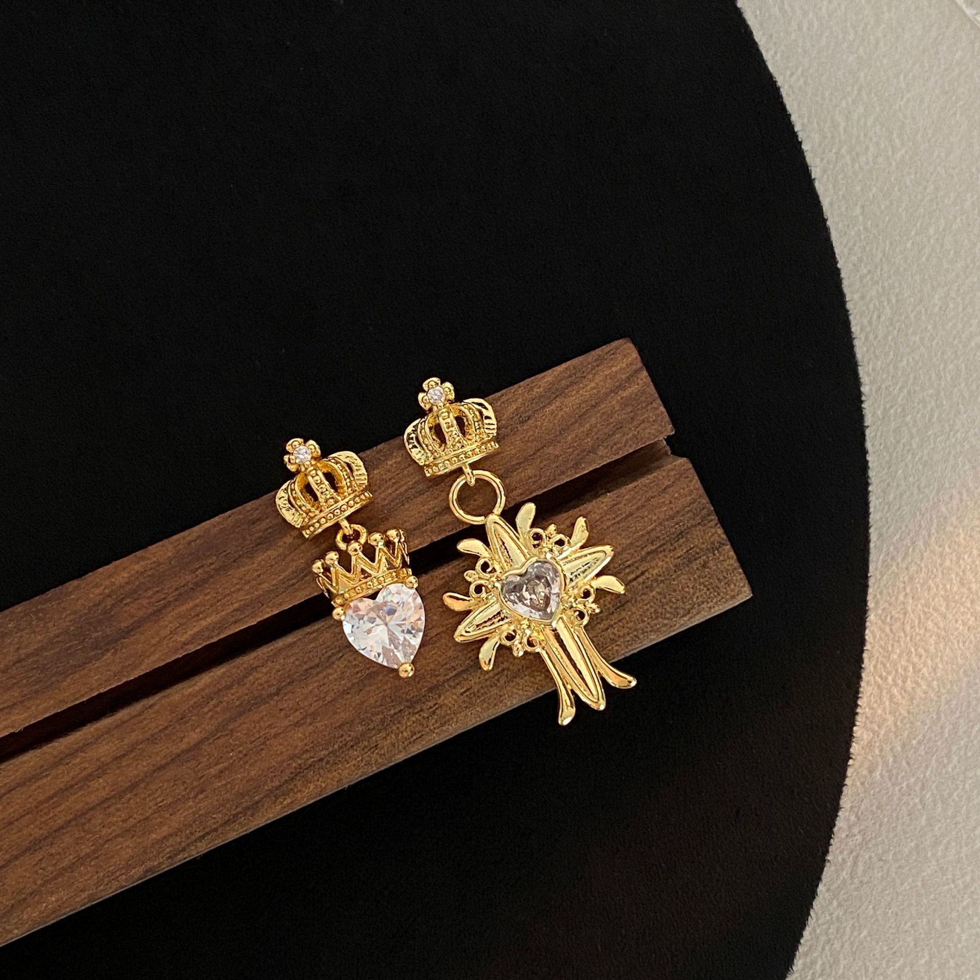 新款时尚高级设计感小众爱心心形不对称冠十字架个性甜酷风潮搭女详情2