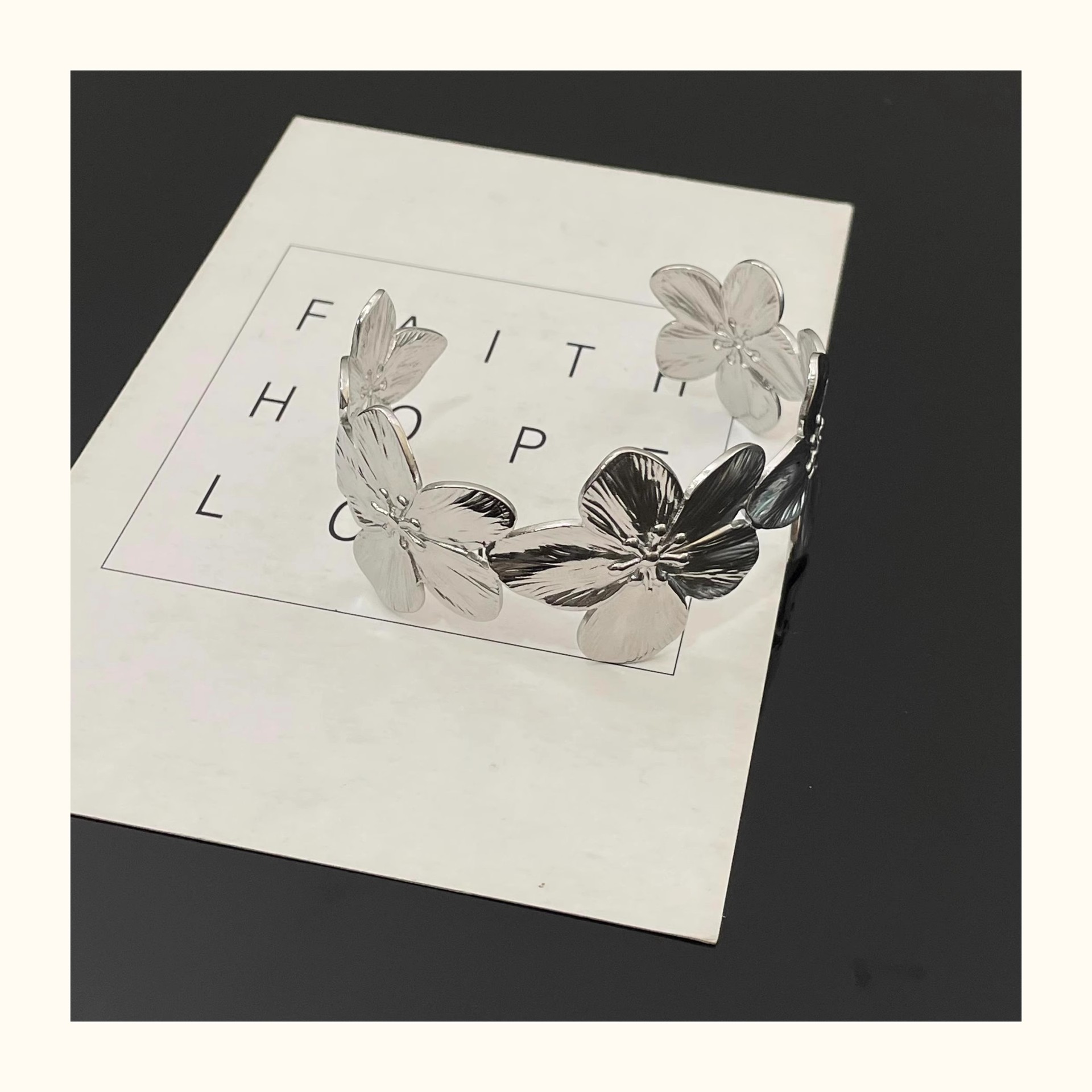 欧美钛钢宽面花朵手镯ins冷淡风开口可调节手环甜酷百搭可当臂环详情5