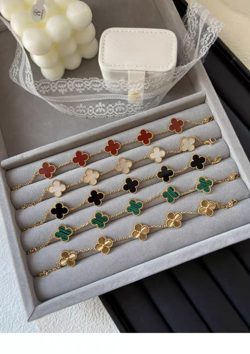 The high-end V gold four-leaf clover bracelet from Vanjia for women, made of titanium steel, features a light luxury electroplated 18k gold design. It is a niche item that is popular on social media and does not fade pic 1