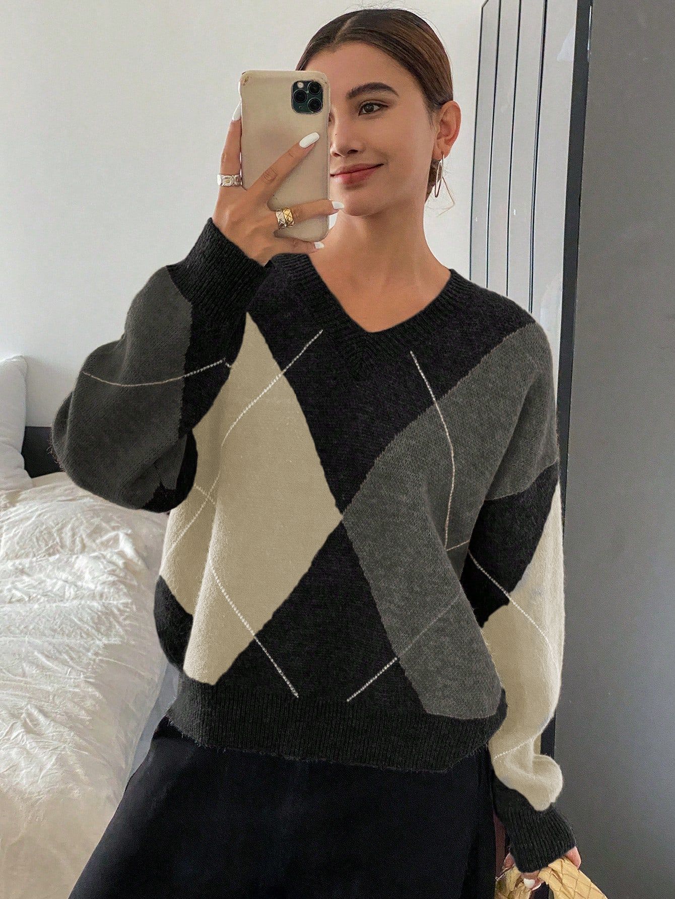 A retro color-blocking diamond-shaped V-neck sweater for women, a laid-back Korean-style knitted sweater, a casual and fashionable base layer for a trendy top pic 22