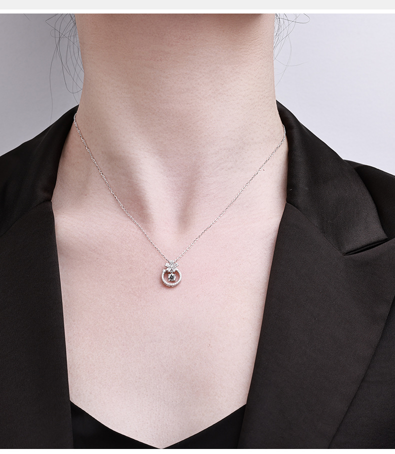 Pure silver Korean-style niche design dynamic necklace, simple and elegant four-leaf clover Mosang collarbone chain necklace accessory pic 4