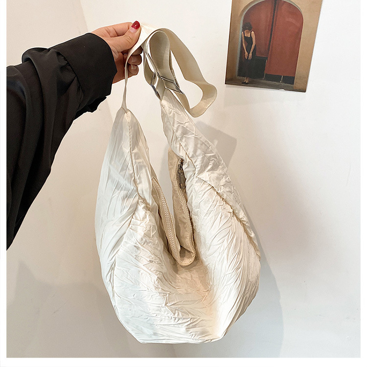 新品褶皱半月包简约时尚斜挎包大容量潮搭单肩包慵懒风都市休闲包详情39