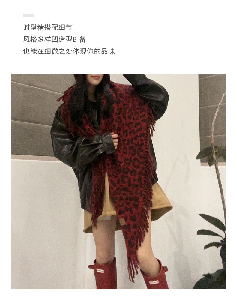 A new autumn and winter collection of leopard-print fringed scarves for women, featuring a high-end woolen triangular shawl and a retro and fashionable shawl. Wholesale from street stalls pic 4