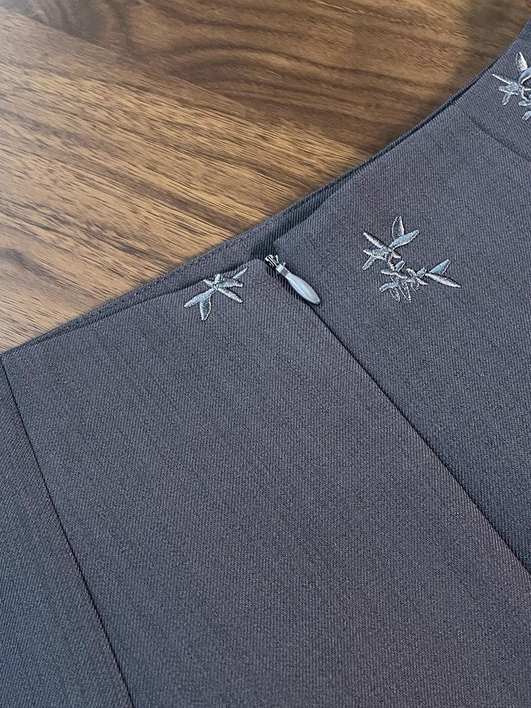 A small chanel-style grey high-waisted, slimming embroidered skirt for women in the spring of 2025, a new casual and versatile long dress pic 17