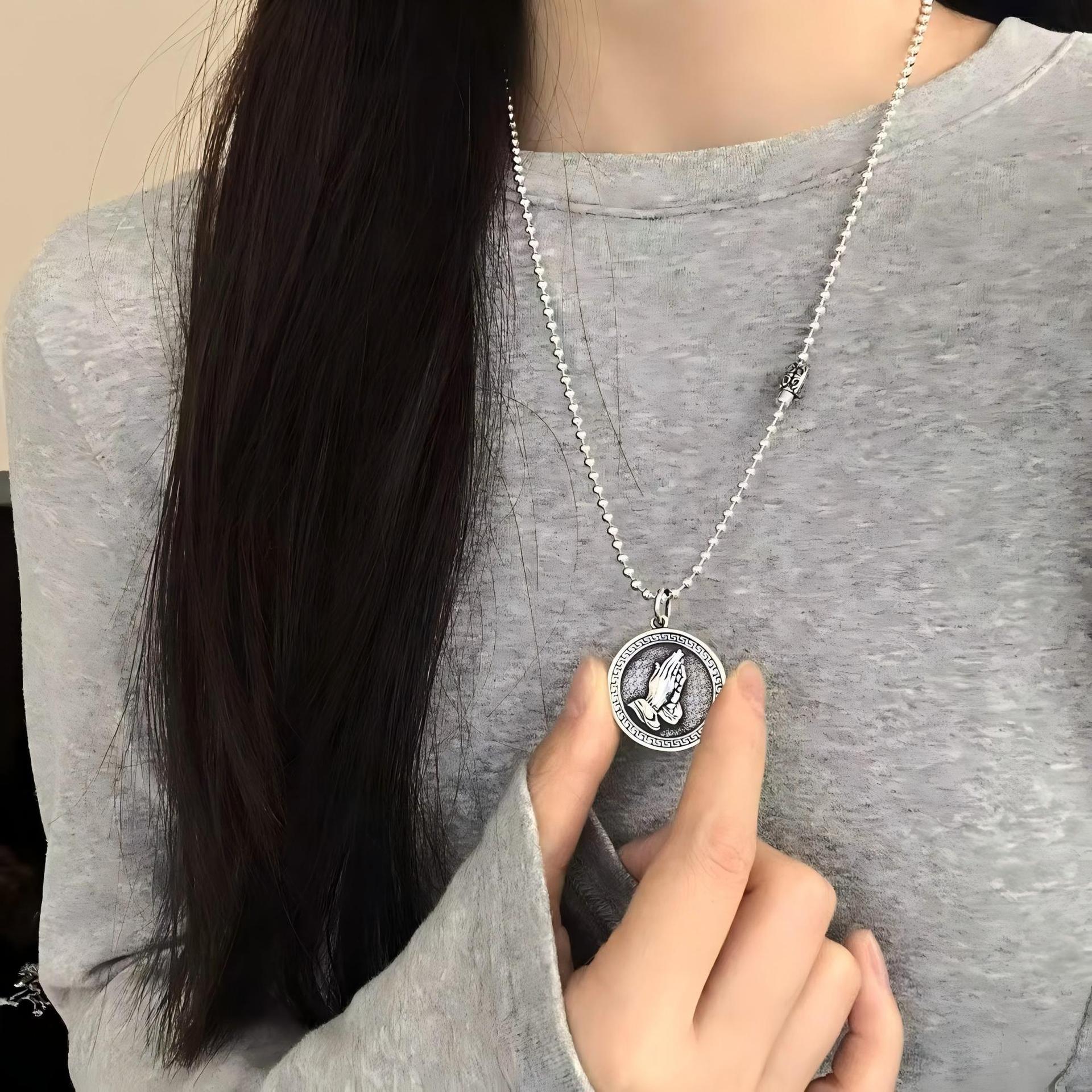 S925纯银祈祷之手吊坠项链街头个性男女潮牌嘻哈风小众设计感圆牌详情4