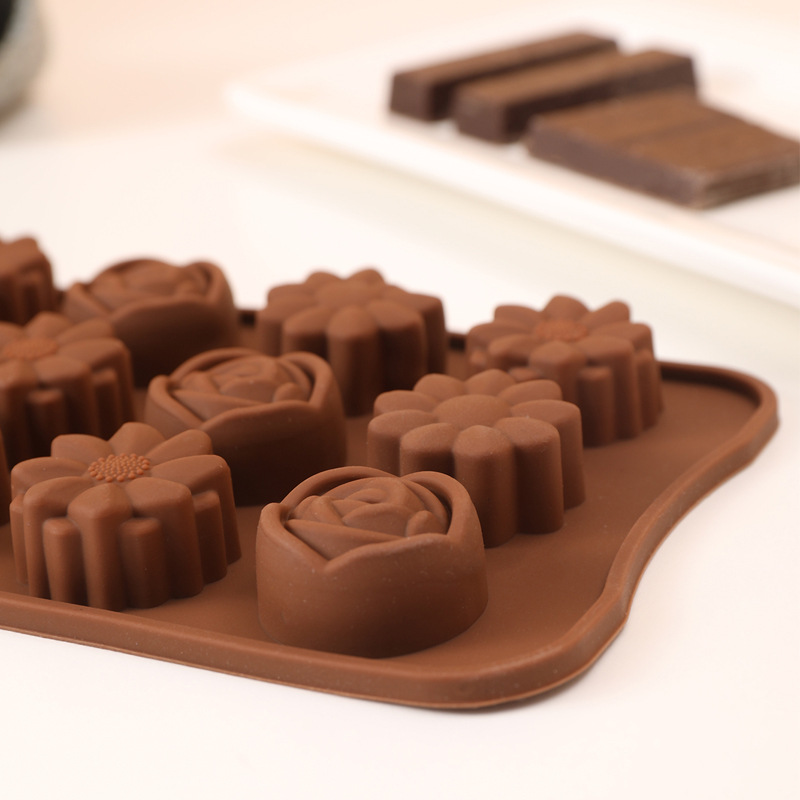 Silicone chocolate mold, candy mold, creative ice cube tray, three-flower type handmade soap mold, cartoon cake baking decoration pic 3