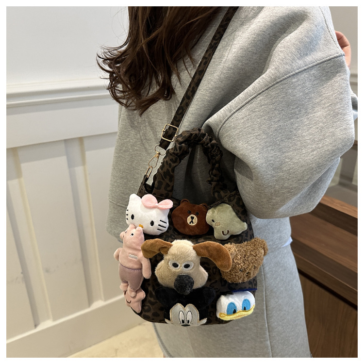 超火小众豹纹帆布包包女款秋冬流行百搭斜挎包可爱卡通手提水桶包详情13