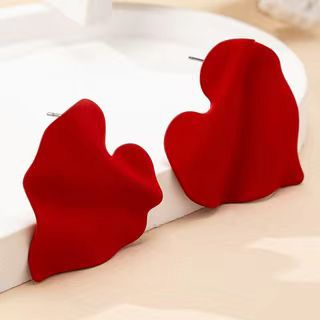 Simple and versatile, pleated texture heart-shaped earrings, INS style, high-end, matte red large heart-shaped stud earrings for women pic 4