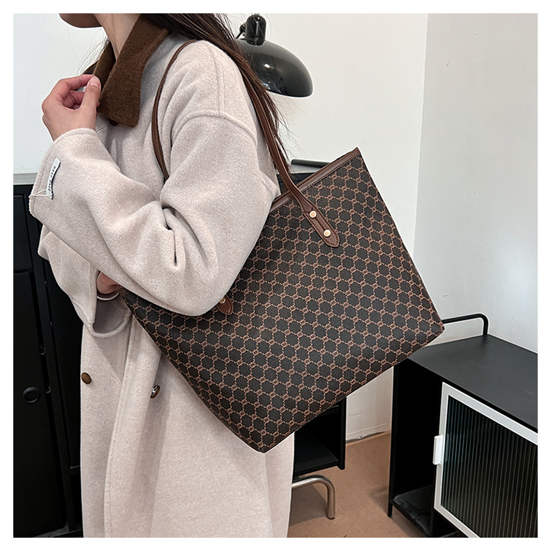 A simple and fashionable large-capacity bag for women in 2025, a trendy six-year tote bag for women, a large-capacity single-shoulder bag for commuting pic 13