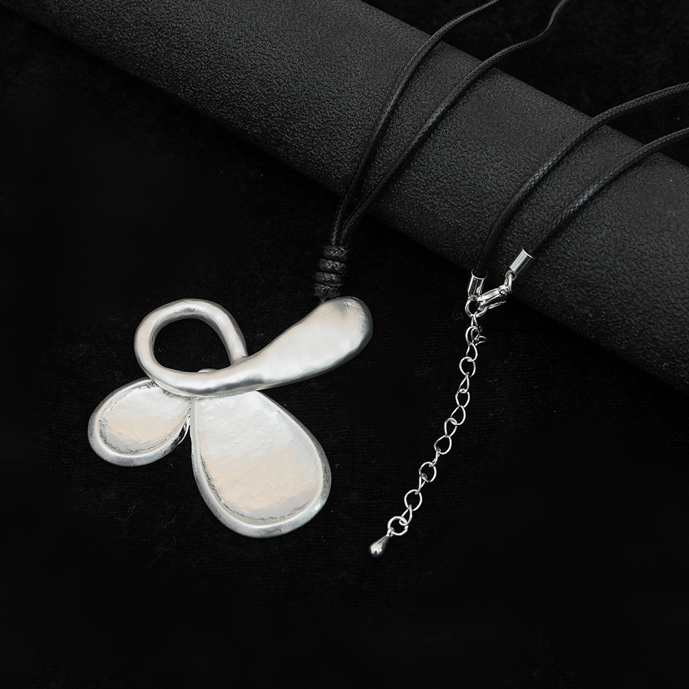 亚马逊热销新款欧美女士不规则蝴蝶吊坠长款皮绳金属高级潮流项链详情4