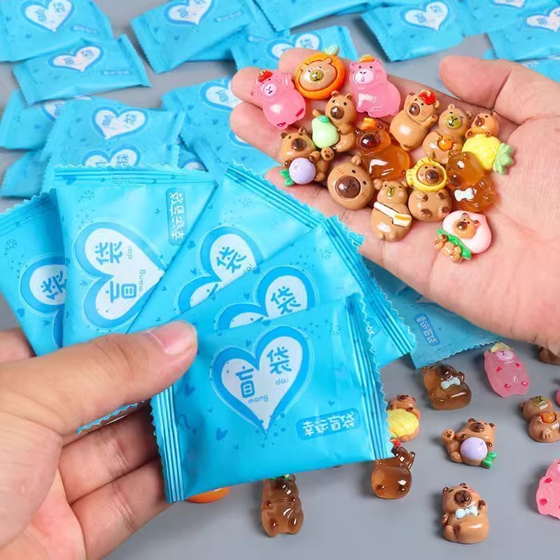 新品儿童盲袋玩具卡皮巴拉可爱发光夜光卡通饰品小配件玩偶详情7