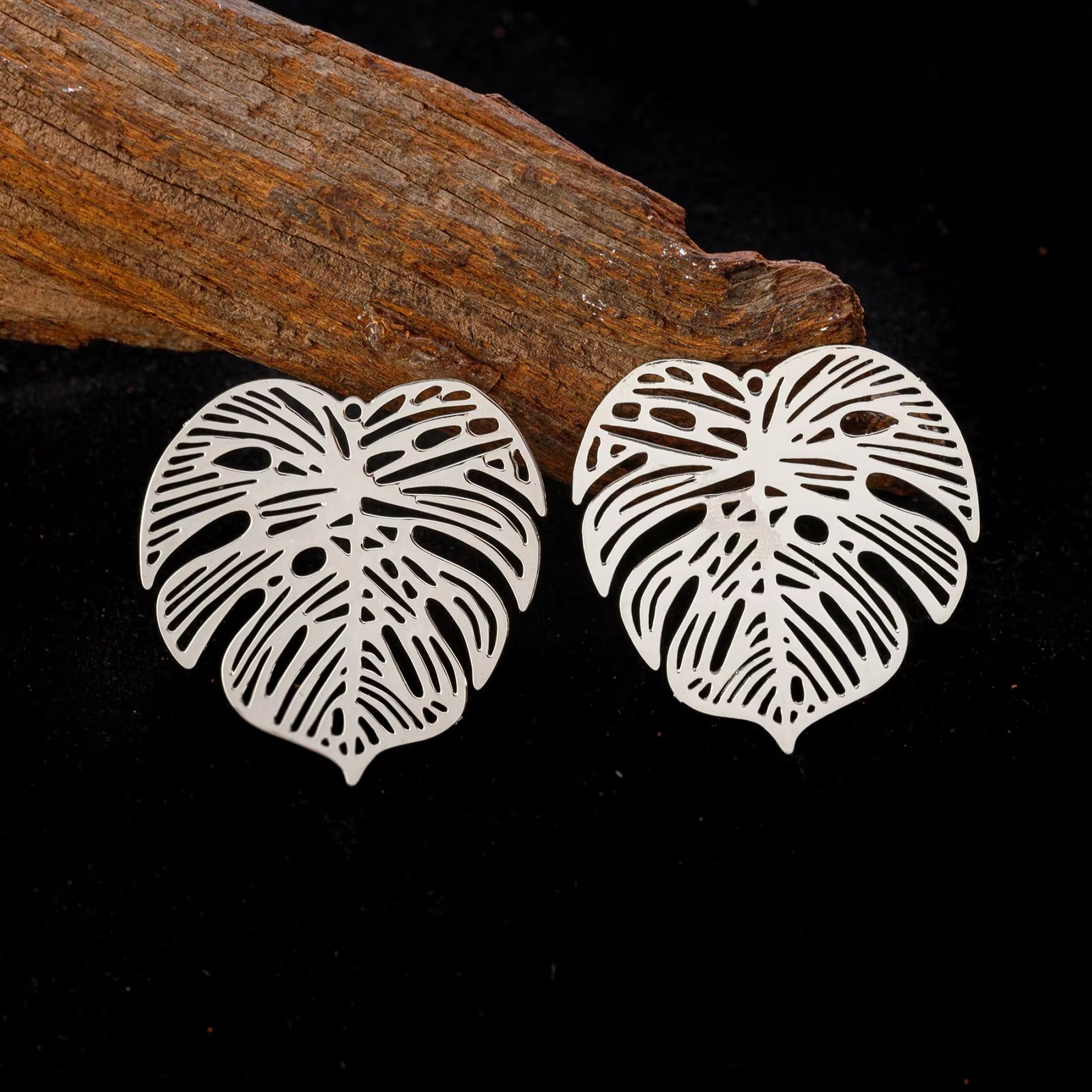 33*32mm bracelet, earrings, necklace accessories, DIY European and American cross-border popular leaf accessories, hollow pendant jewelry pic 3