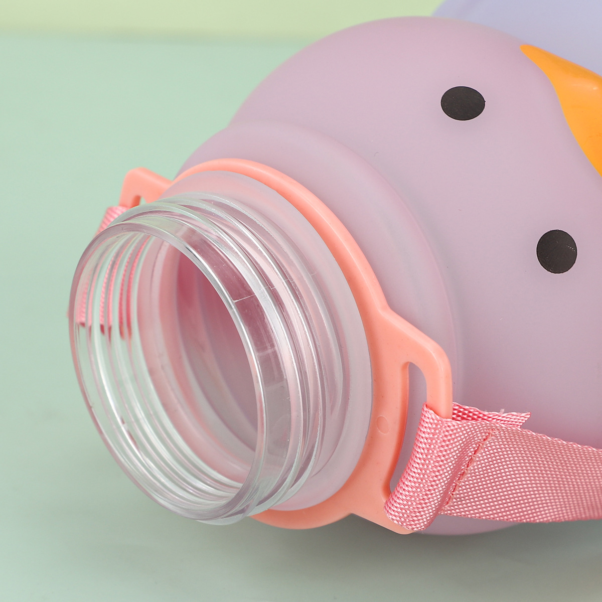 新款小容量黄色小鸭塑料杯夏季可爱学生吸管杯儿童背带子弹跳水壶详情10