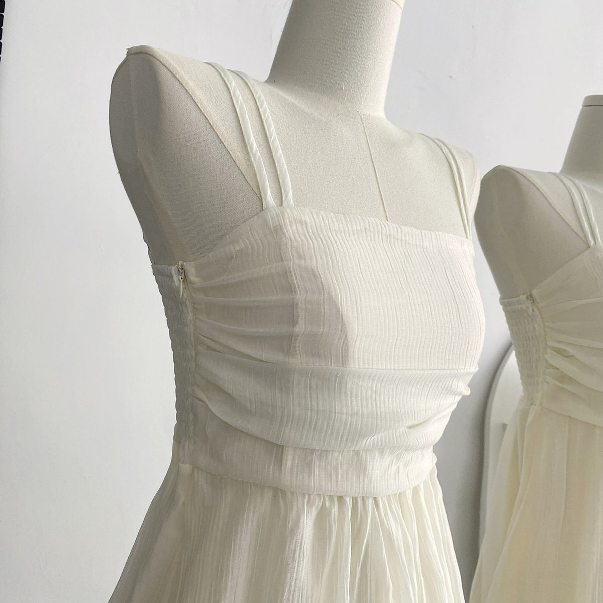 女装法式白色吊带长裙夏新款2024气质收腰显瘦纯色礼服超仙连衣裙详情3