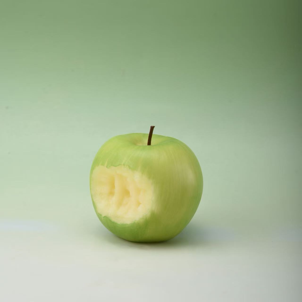 Take a bite of the apple-scented candle as a Christmas gift for your girlfriend, best friend, employee group-buying gifts, accessories and ornaments pic 3