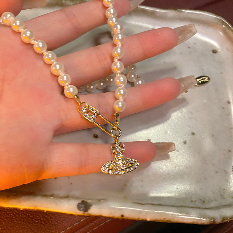 The Western Queen Saturn necklace, female star ball pearl brooch, simple and niche necklace accessory, light luxury and high-end collarbone chain pic 18