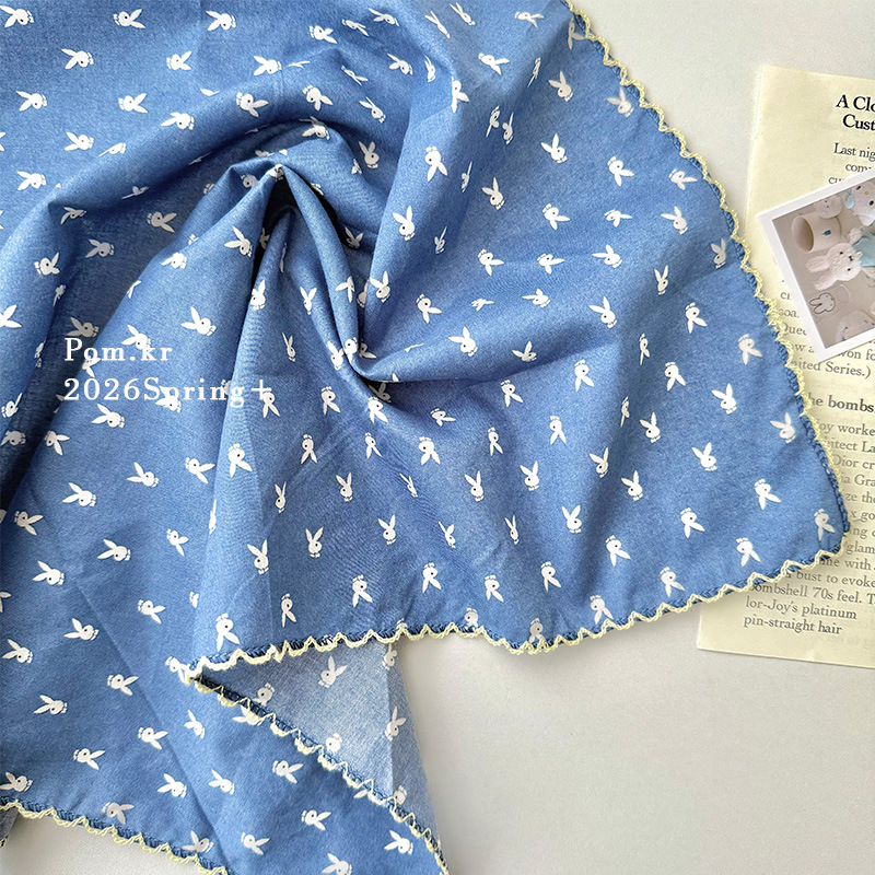 The new spring polka dot printed silk scarf is sweet and versatile. It is a neckband accessory that exudes a sense of elegance and sophistication for young girls. It is a thin and niche square scarf for women pic 9